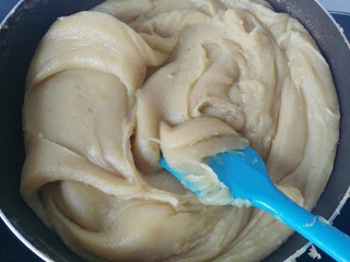 蔓越莓绿豆馅月饼(内附馅料做法),炒至绿豆泥开始不沾锅和搅拌刀时,加入熟糕粉继续翻炒均匀;