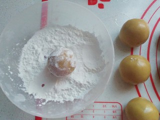 蔓越莓绿豆馅月饼(内附馅料做法),然后放入淀粉中滚一圈,并抖去多余淀粉;