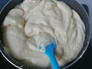 蔓越莓绿豆馅月饼(内附馅料做法),不粘锅先放少许油,再倒入绿豆泥进行翻炒;