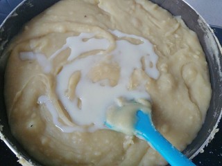 蔓越莓绿豆馅月饼(内附馅料做法),再加入炼乳继续翻炒;