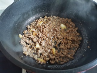 肉末鸡蛋羹,锅中炒至变色,