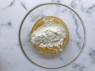 芝麻薄脆饼干,加入低筋面粉,搅拌均匀