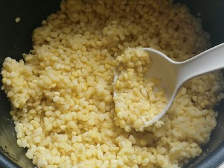 蔓越莓绿豆馅月饼(内附馅料做法),压熟的绿豆拨散稍晾凉;