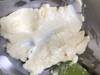红糖花生饼干,夏天比较热,黄油室温放到微微出汗的柔软状态即可,接下来的步骤会继续融化
