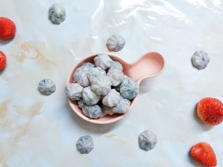 鲜草莓,蓝莓溶豆,我今天这个挤的比较仓促,形状一般啊!没有之前给朋友做的那个原味的好看,主要是这蓝莓的颜色有点深,把草莓色都盖住了!真的是入口即化!外表脆脆的!