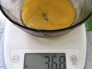 红糖花生饼干,这里为了更酥的口感用了两个蛋黄,也可以用一个全蛋代替,大概25克