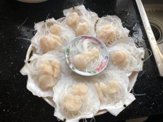 粉丝蒸扇贝,用剪刀将粉丝剪断,垫在贝肉下面。