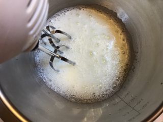 牛奶之恋《云朵香草冰淇淋》【冷饮】,鱼眼泡时再放入三分之一的糖,继续打发
