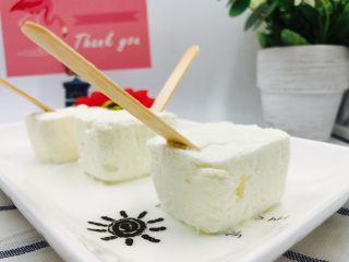 牛奶之恋《云朵香草冰淇淋》【冷饮】,真的很娇贵,一不小心就会裂开!