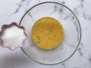 芝麻薄脆饼干,鸡蛋打散加入白糖,搅拌至糖融化