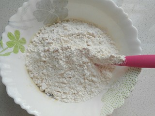 蔓越莓绿豆馅月饼(内附馅料做法),再倒入中粉翻拌均匀;