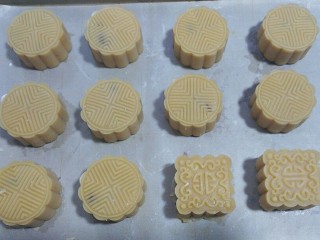 蔓越莓绿豆馅月饼(内附馅料做法),依次压制完所有月饼胚,表面喷微量清水,再放入预热好的烤箱先烤4~5分钟定型;
