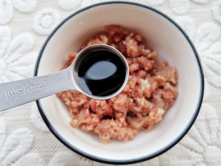 肉末鸡蛋羹,一勺生抽拌匀腌制5分钟,