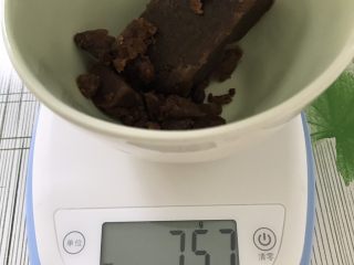 红糖花生饼干,淘宝买的红糖块比超市买的红糖湿度大甜度低,用超市买的袋装红糖可以减5~10克左右量避免太甜