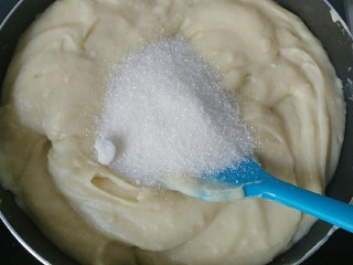 蔓越莓绿豆馅月饼(内附馅料做法),炒至稍微浓稠时加入全部白糖,同时也加入少许油继续翻炒;(油要分少量多次加入,边炒边加)