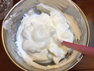 牛奶之恋《云朵香草冰淇淋》【冷饮】,奶油倒入蛋白中,接着搅拌均匀!不用担心消泡!