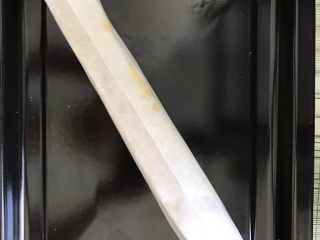 红糖花生饼干,用油纸包裹卷成长条状,放入冰箱冷冻半小时