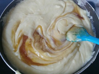 蔓越莓绿豆馅月饼(内附馅料做法),翻炒一段时间后再加入麦芽糖继续炒匀;