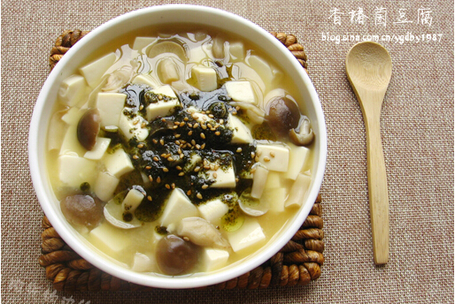 香椿菌煮沸豆腐汤的做法(香椿豆腐的做法家常菜窍门)