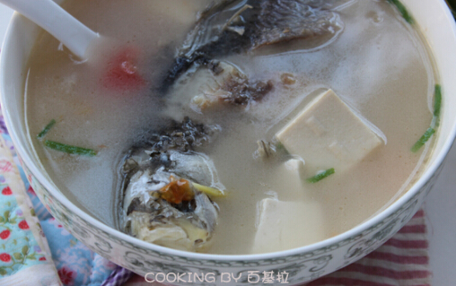 番茄鲫鱼豆腐汤的做法,番茄鲫鱼豆腐汤怎么做好吃(番茄鲫鱼豆腐汤的功效和作用)