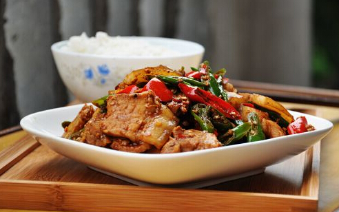 青红辣椒炒回锅肉的做法(青红辣椒炒菜)
