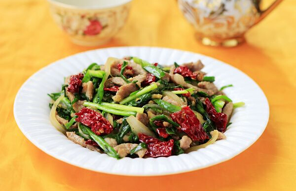 韭菜炒羊肉的做法,韭菜炒羊肉怎么做好吃(韭菜炒羊肉的做法和功效)