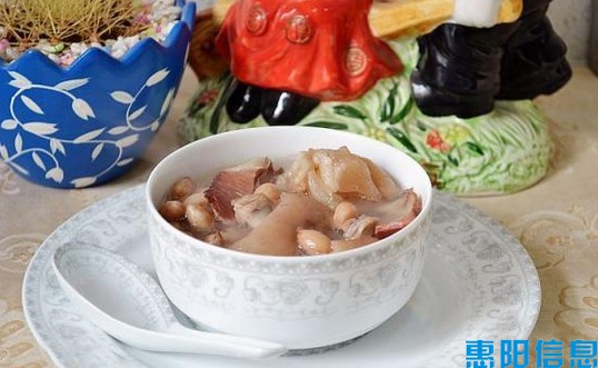 家中常见的花生炖猪蹄