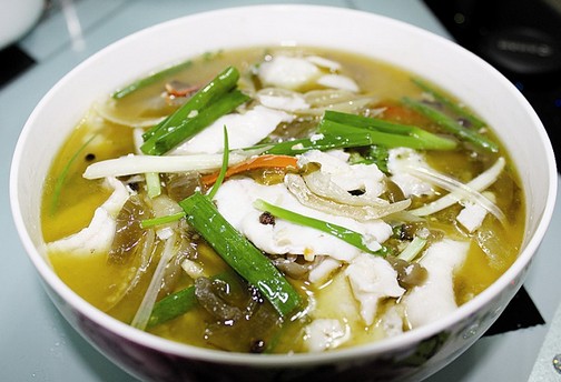 泡酸菜煮草鱼汤
