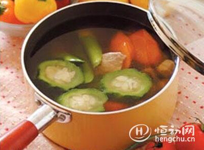 芦笋丝瓜胡萝卜煮瘦肉汤(丝瓜和芦笋)