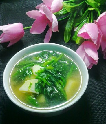 清淡蔬菜汤——土豆煮菠菜汤