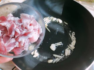 好吃的焖面,炒出香味,放五花肉片