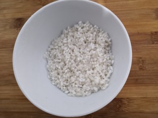 番茄丝瓜补钙粥,30分钟后,洗干净,沥干水份备用