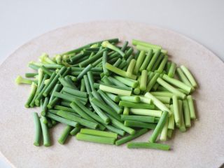 蒜苔炒腊肠,蒜苔洗净切段;