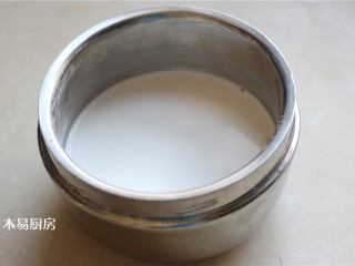 夏日小凉粉,将1杯豌豆淀粉和1杯清水混合,搅拌均匀至无颗粒的淀粉水。