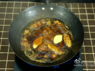 可乐鸡翅(懒人菜系列),11、加入姜片。