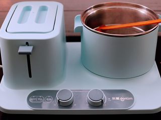 家常辣炒土豆丝,东菱早餐机的汤锅里,加入适量的清水烧开后。