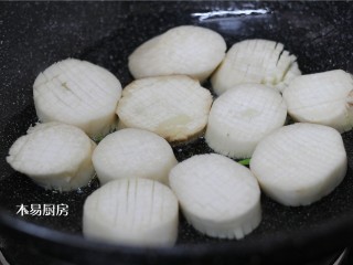 蚝油杏鲍菇,把切好的杏鲍菇微微煸炸一下,煎至表面微微带走金黄色。