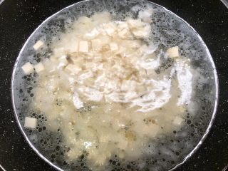 青菜豆腐汤,加入一大碗清水,大火烧开,加入适量盐,再加入豆腐大火煮10分钟,豆腐煮的时间久一点更好吃哦。