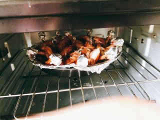 蜜汁烤翅根-年夜饭、宴请菜类,将翅根装到烤盘,放入烤箱上下火190度烤25分钟。