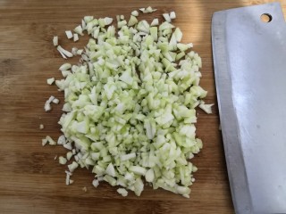 番茄丝瓜补钙粥,把丝瓜去皮,洗干净,切成丁备用