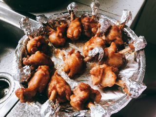 蜜汁烤翅根-年夜饭、宴请菜类,将烤翅拿出烤箱,把烤盘里的汤汁倒干净。