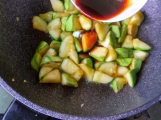 耗油西葫芦,倒入事先调好的料汁,煸炒均匀