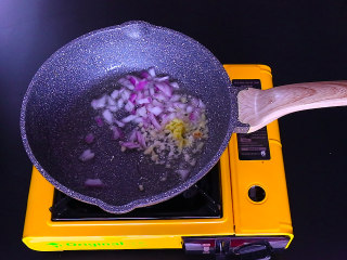 下饭菜芹菜炒肉末,炒锅中放油适量,爆香姜末 蒜末 和洋葱。
