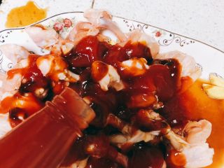 蜜汁烤翅根-年夜饭、宴请菜类,倒入8勺生抽、5勺蚝油,10勺番茄酱。