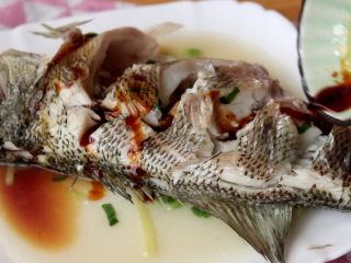 #年年有余#清蒸鲈鱼,淋上儿童酱油,再撒一些葱末
