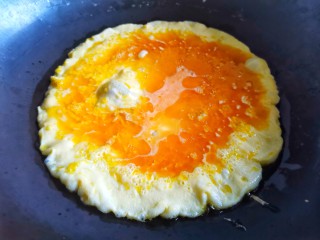 苦瓜炒蛋,锅里倒入食用油,随后倒入蛋液煎至凝固,不要炒太老,翻炒至8分熟即可捞出备用。