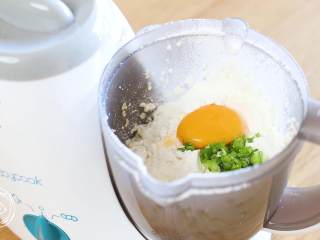 8m+小米饼(宝宝辅食),接着筛入面粉、放入香葱和蛋黄~