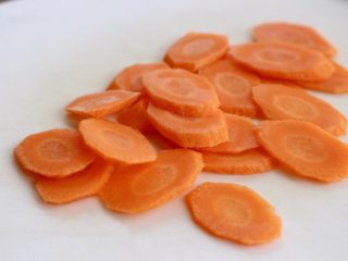 青椒炒肉,胡萝卜刨去外皮,切片