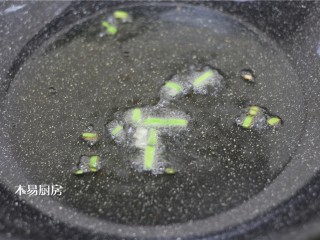 蚝油杏鲍菇,锅内放入1勺食用油,烧至6成热时下葱花,煸炒出葱香味,炒好葱花后,最好把葱花捞出来,这样做好的菜品里没有葱花渣渣更好看一些。