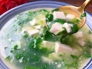 青菜豆腐汤,美味的青菜豆腐汤做好了,不但能清热去火,还特别的清淡好喝,超适合这炎热的夏天食用。